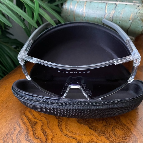Blenders Eyewear Polarized Sunglasses with Bag and Case - Picture 2 of 16